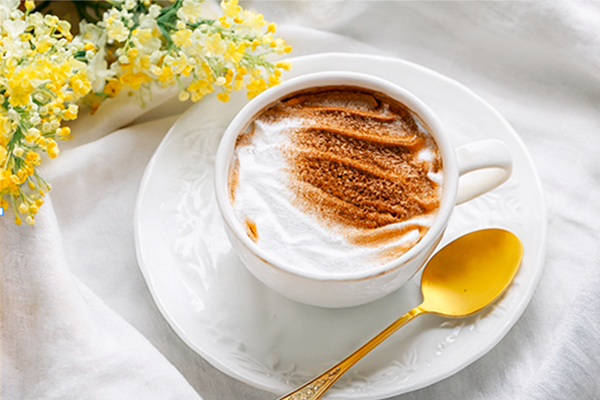 Une tasse de cappuccino saupoudrée de cacao
