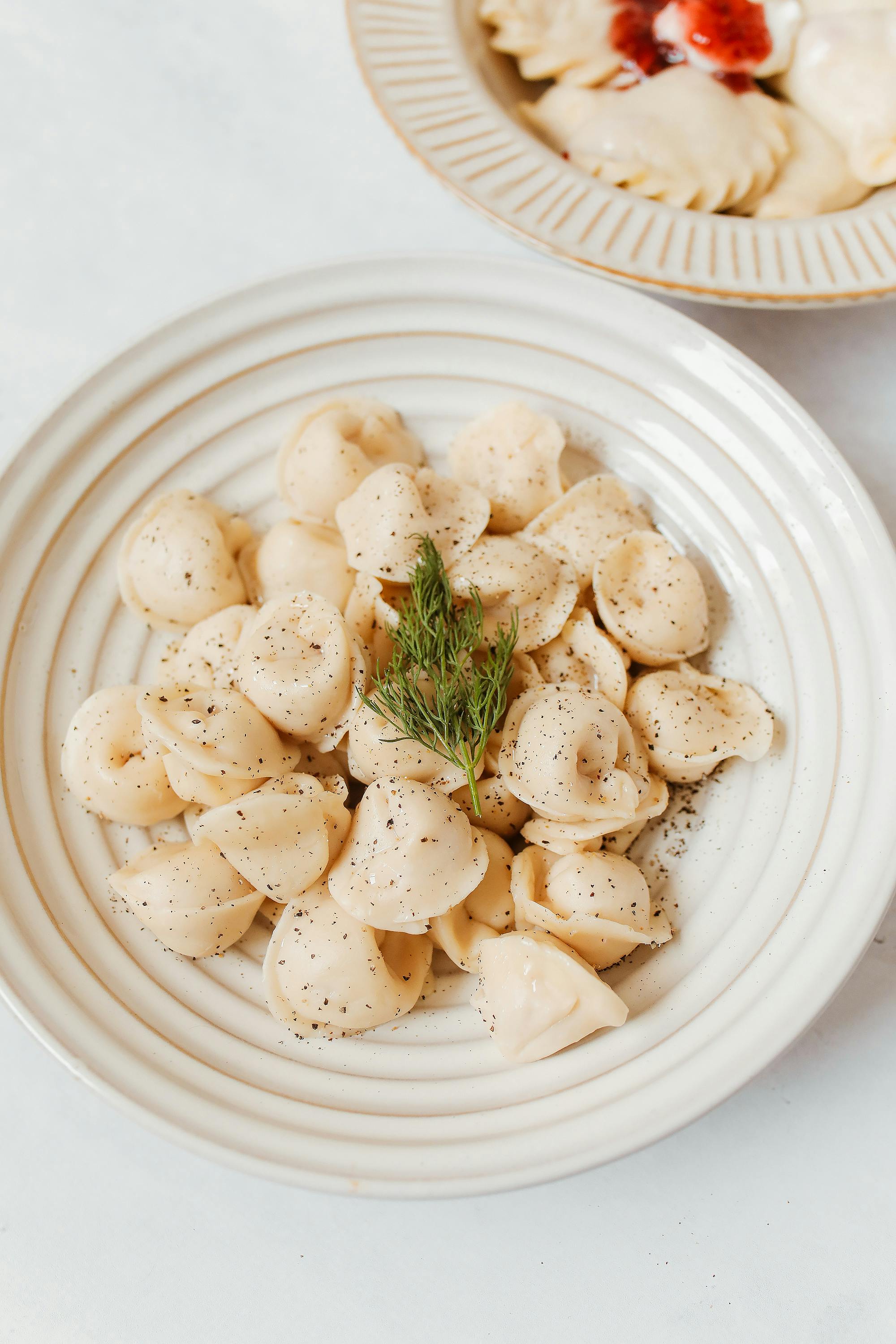 Gnocchis frais assaisonnés avec une garniture d'herbes fines.