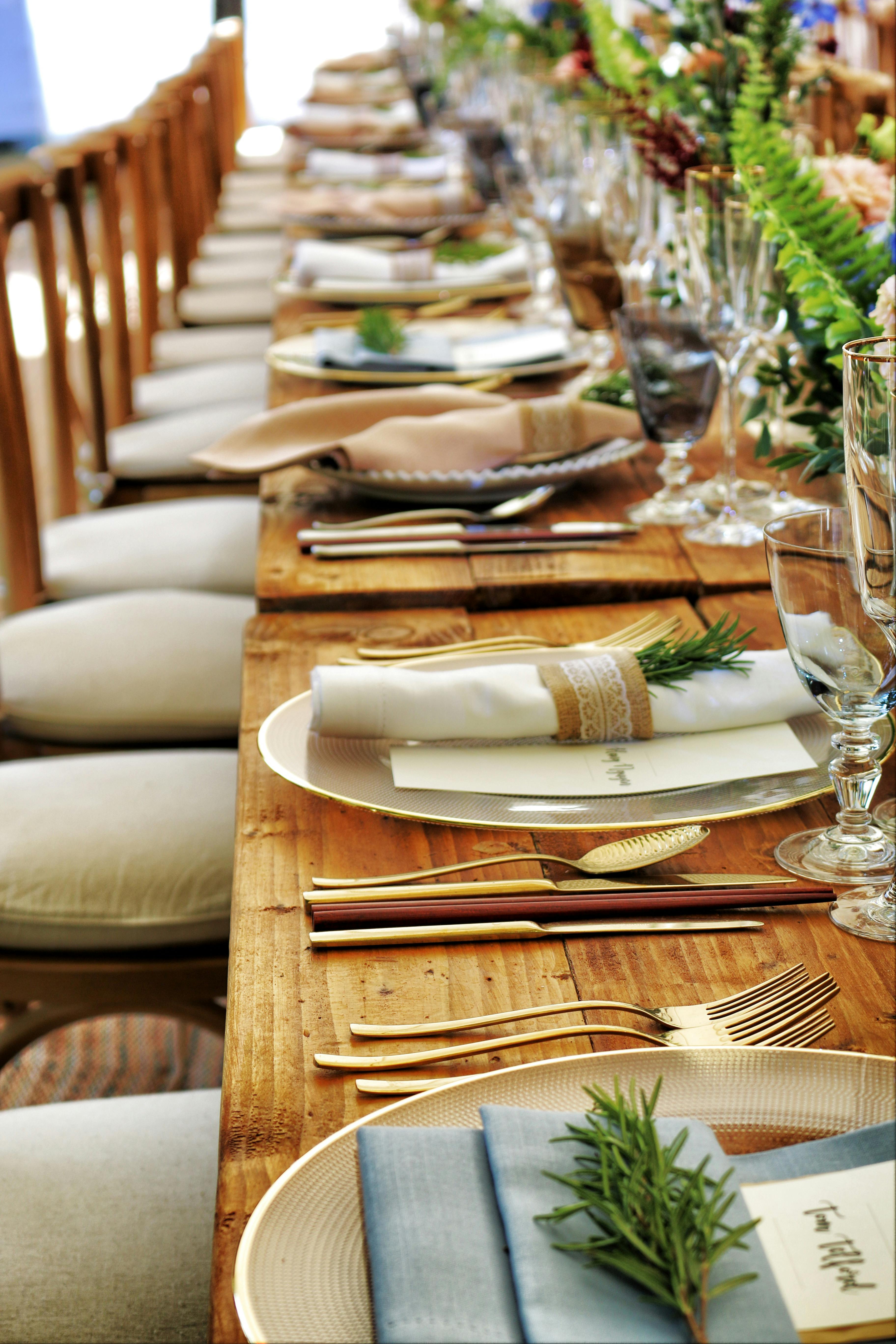 Table rustique dressée avec élégance